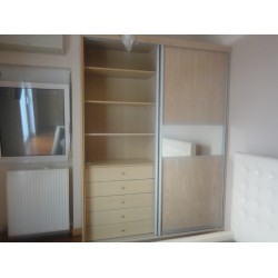 Ντουλάπα συρόμενη με χρωματισμό ντεκαπε 