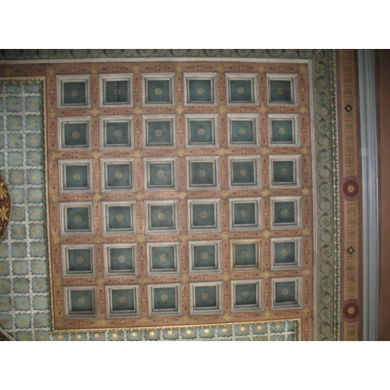 Taváni ieroú naoú me diáfora schédia kai ámpelo ston pantokrátora