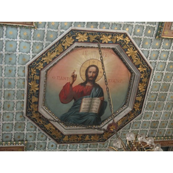 Taváni ieroú naoú me diáfora schédia kai ámpelo ston pantokrátora